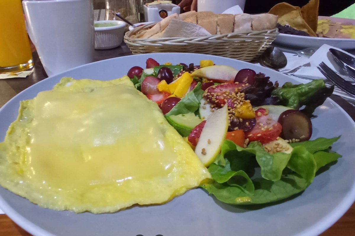 Desayuno con huevo y ensalada