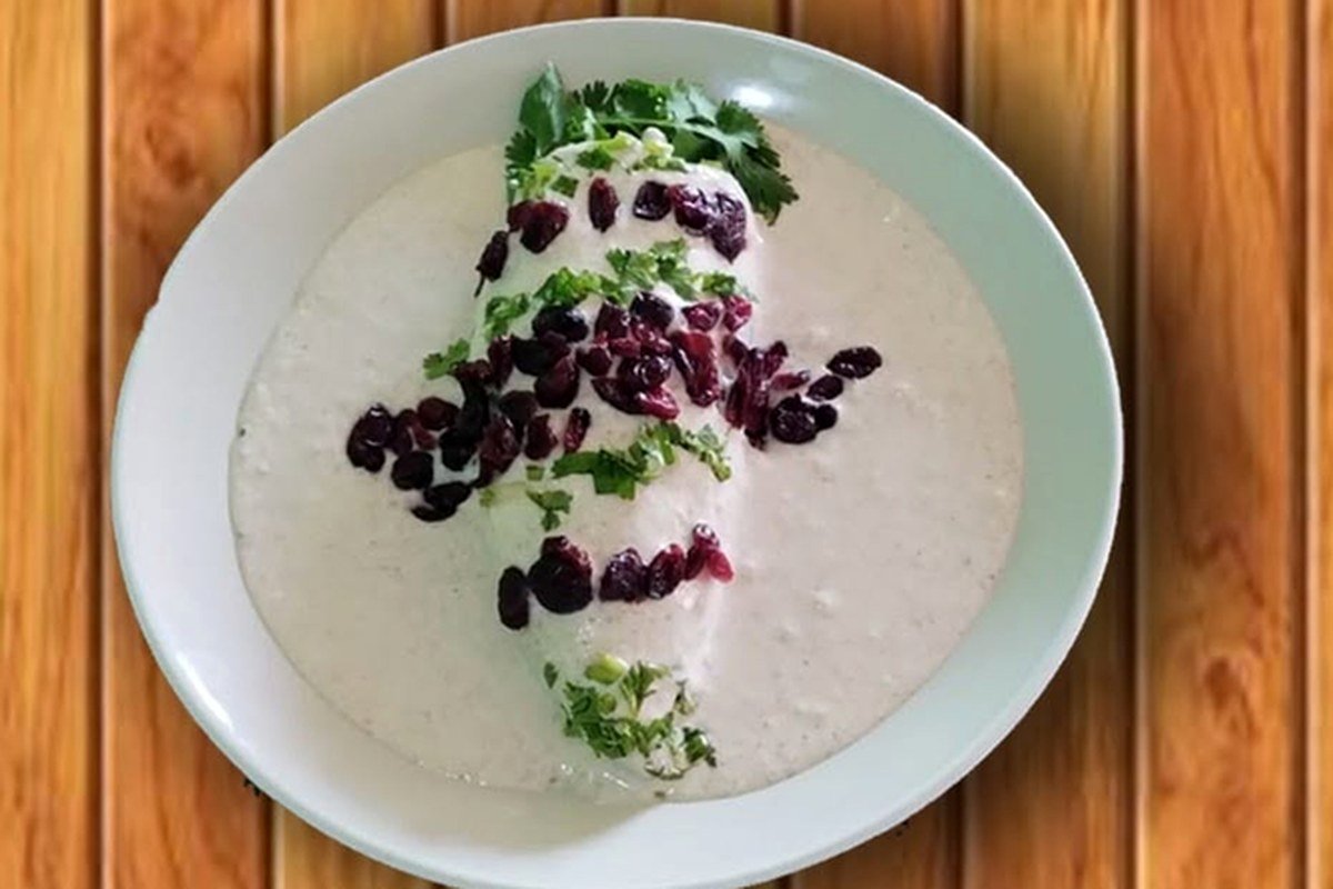 Enchiladas con salsa y granada